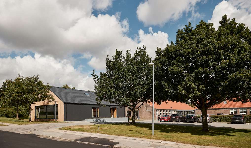 Steel and wood annex for extra space for ‘loaning out’ at Risskov Library, Risskov Bibliotek - Fortebakken 1, 8240 Risskov